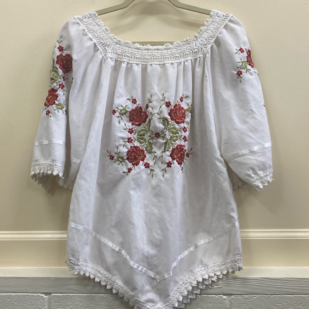 Vintage Made in Greece cotton floral embroidered women’s size Medium blouse top